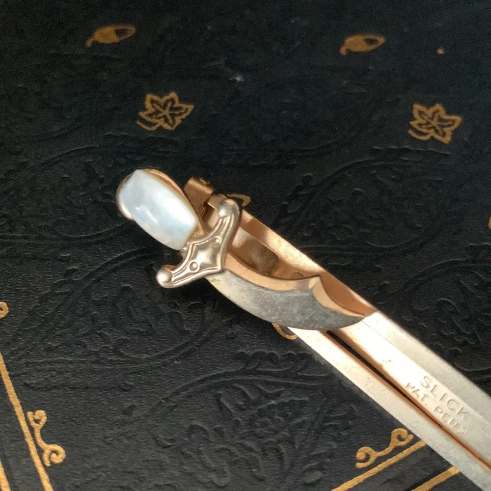 Vintage gold tone metal SLICK tie clip with Mother of Pearl daggers / knives - Picture 2 of 13